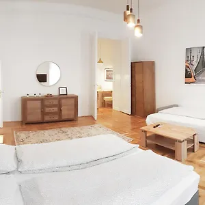  Apartamento Luxury New Cozy Flat At Dob Street Nearby Gozsdu Court Hungría